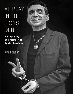 At Play in the Lions' Den: A Biography and Memoir of Daniel Berrigan - Forest, Jim