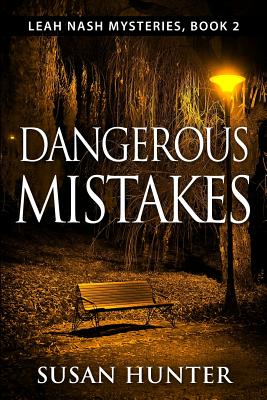 Dangerous Mistakes: A Leah Nash Mystery - Hunter, Susan, Professor, PhD