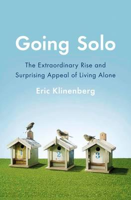 Going Solo: The Extraordinary Rise and Surprising Appeal of Living Alone - Klinenberg, Eric