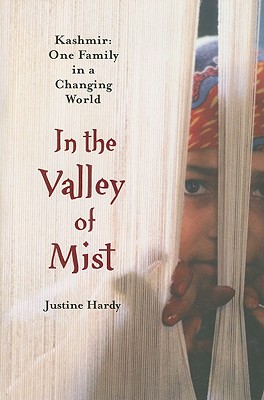 In the Valley of Mist: Kashmir: One Family in a Changing World - Hardy, Justine