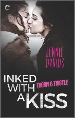 Inked with a Kiss: An Age Gap Lesbian Romance - Davids, Jennie