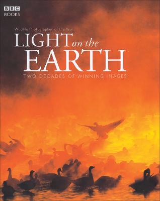 Light on the Earth: Two Decades of Winning Images - Attenborough, David, Sir (Foreword by)