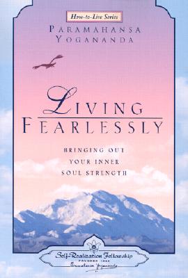Living Fearlessly: Bringing Out Your Inner Soul Strength - Yogananda, Paramahansa