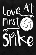 Love At First Spike: Volleyball Notizbuch fr Volleyballspieler und Volleyballspielerinnen zum Selberschreiben & Gestalten von Erinnerungen und Notizen zum Training und Turnieren [Punktkariert]
