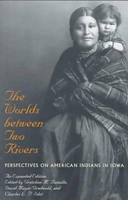 The Worlds Between Two Rivers: Perspectives on American Indians in Iowa - Bataille, Gretchen M