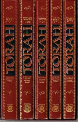 Torah Chumash 5-Volume Set in Slip-Case: With an Interpolated English Translation and Commentary Based on the Works of the Lubavitcher Rebbe. - Schneerson, Menachem M, and Wisnefsky, Moshe Y (Editor)